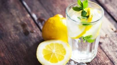 Agua tibia con limón: un sencillo ritual matutino para la digestión